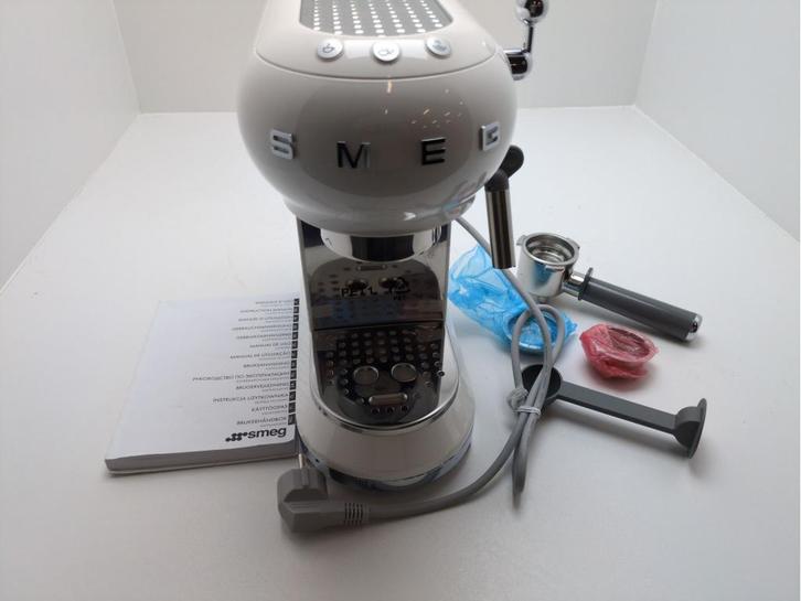 Smeg Espressomachine ECF01WHEU wit - retourdeal, Witgoed en Apparatuur, Koffiezetapparaten, Nieuw, Gemalen koffie, Espresso apparaat