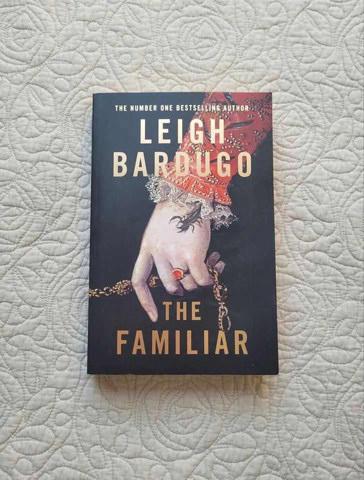 The familiar - Leigh Bardugo, Boeken, Taal | Engels, Zo goed als nieuw, Fictie, Ophalen of Verzenden