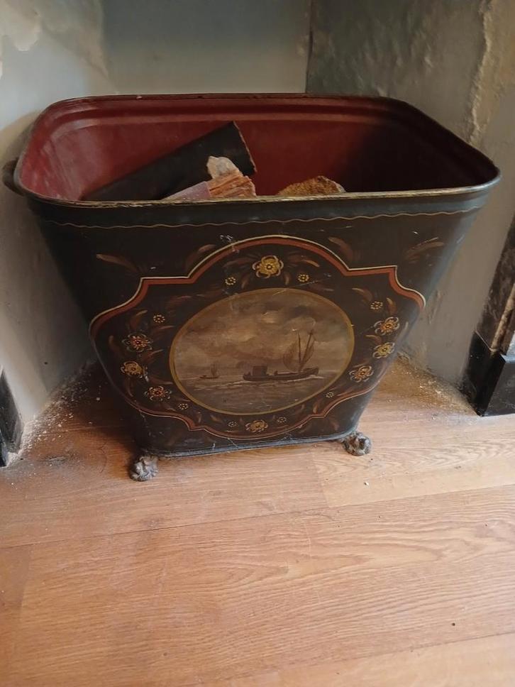 Oude ijzeren houtblokken turf/kolenbak met schildering, Huis en Inrichting, Woonaccessoires | Kisten, Minder dan 50 cm, Minder dan 50 cm