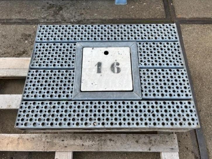 2049. Rooster met deksel / put / grondput / afsluiter, Doe-het-zelf en Verbouw, Buizen en Afvoer, Gebruikt, Ophalen