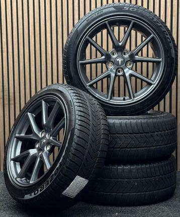 WINTER! Originele 18 inch Tesla Model 3 5x114,3 ET40 Pirelli beschikbaar voor biedingen