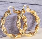 Gouden gedraaide oorringen, Sieraden, Tassen en Uiterlijk, Ringen, 19 tot 20, Ophalen of Verzenden, Zo goed als nieuw, Met edelsteen