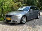 BMW 3-serie Touring 318i M Pakket|Pano|Trekhaak|alcantara|Na, Euro 5, Achterwielaandrijving, Alcantara, Grijs
