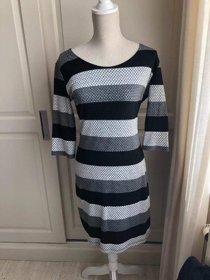 Jurk maat L Zwart-Grijs gestreept Merk Pescara, Kleding | Dames, Jurken, Zo goed als nieuw, Maat 42/44 (L), Overige kleuren, Knielengte