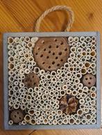 Bijenhotel, insectenhotel, (model betonlook met hartjes), Tuin en Terras, Tuinwanddecoratie, Ophalen of Verzenden, Zo goed als nieuw