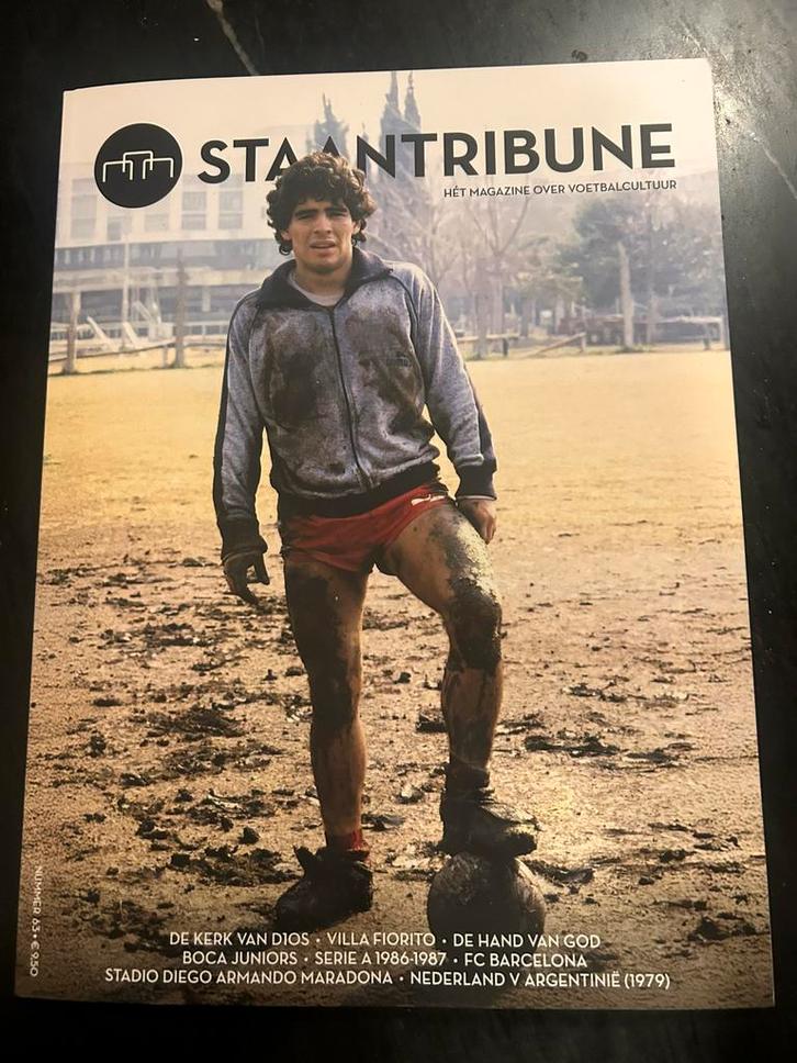 STAANTRIBUNE 63 DIEGO MARADONA €7,00 incl verzendkosten, Boeken, Sportboeken, Nieuw, Balsport, Ophalen of Verzenden