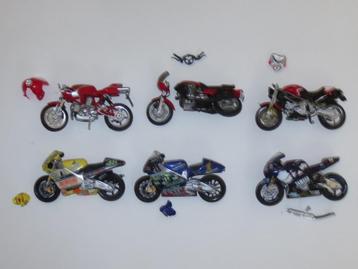 6 motorfietsen met schade, 2 motorrijders en een vlag, 1:24 beschikbaar voor biedingen