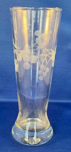 Slank vaasje met gegrafeerde druiventrossen, Antiek en Kunst, Antiek | Glas en Kristal, Ophalen of Verzenden