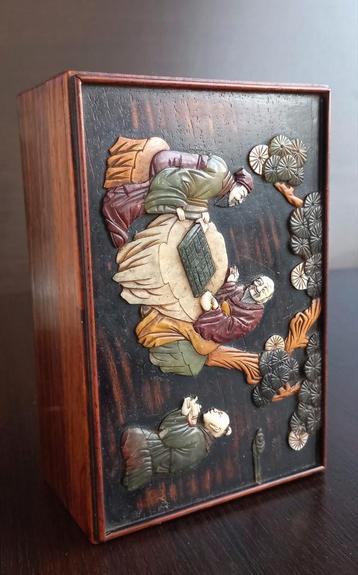 Antiek zeldzame verfraaide hardhouten doos met deksel beschikbaar voor biedingen