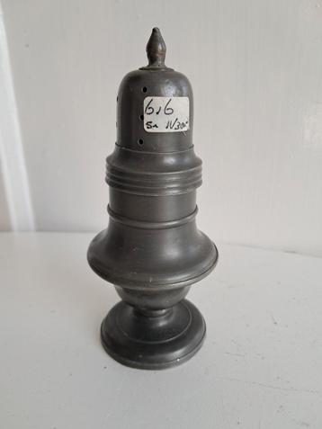 Antieke Tinnen Strooier beschikbaar voor biedingen