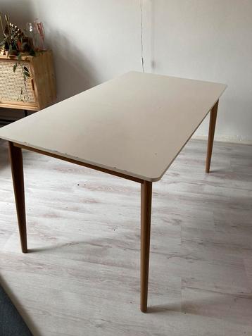IKEA tafel met wit blad en houten poten