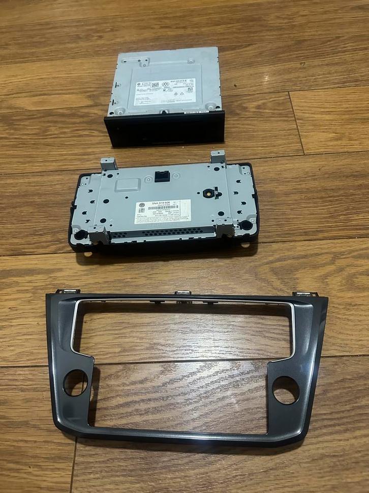 Mooie Auto radio Vw Tiguan 2017, Auto diversen, Autoradio's, Zo goed als nieuw, Ophalen of Verzenden