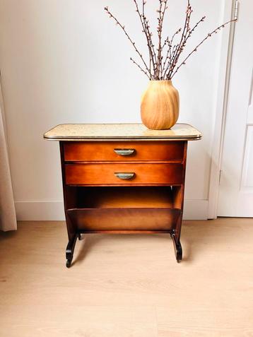 Mooie vintage lectuurtafel / bijzettafel / naaikastje beschikbaar voor biedingen