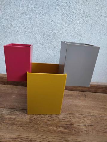 Zes Design Meerkleurige Bakjes beschikbaar voor biedingen