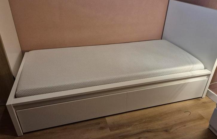 Ikea malm 90 x 200 cm inclusief lades en traagschuimmatras, Huis en Inrichting, Slaapkamer | Bedden, Zo goed als nieuw, Eenpersoons