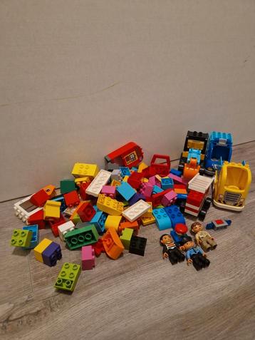 Duplo verzameling: blokken, autos en poppetjes beschikbaar voor biedingen