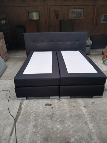 Nette boxspring beschikbaar voor biedingen