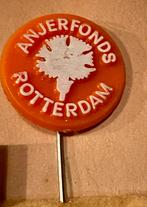 Anjerfonds Rotterdam Speldje, Verzamelen, Speldjes, Pins en Buttons, Ophalen of Verzenden, Gebruikt, Stad of Land, Speldje of Pin