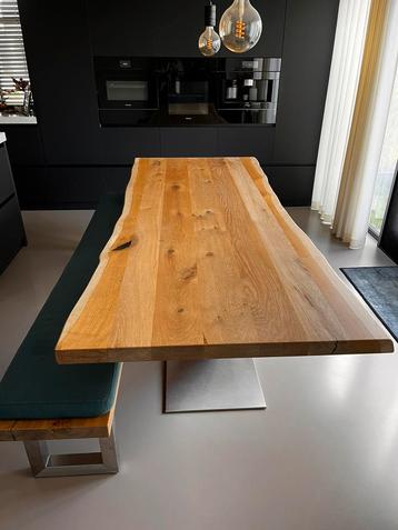 Mooie massief eiken boomstamtafel beschikbaar voor biedingen