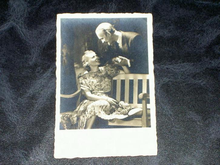 Romantische Z/W fotokaart verliefd paar bij een bank, Verzamelen, Ansichtkaarten | Themakaarten, Ongelopen, 1920 tot 1940, Verzenden