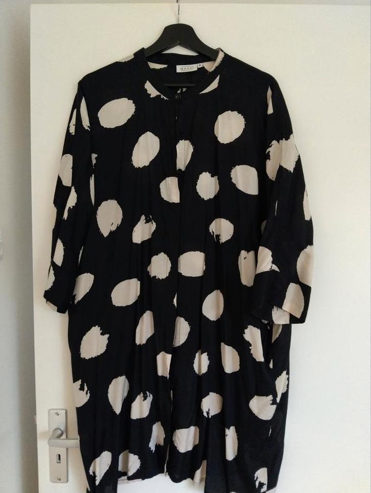 Zwarte Masai jurk/jasje met stippen - Maat M, Kleding | Dames, Jurken, Zo goed als nieuw, Maat 42/44 (L), Zwart, Knielengte, Ophalen of Verzenden