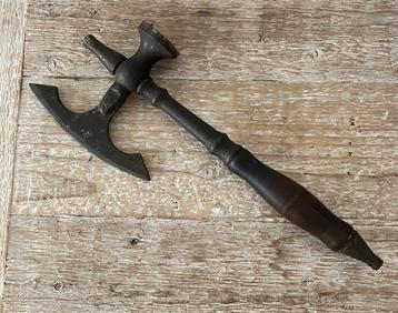 Antiek gereedschap, bodemvondst beschikbaar voor biedingen