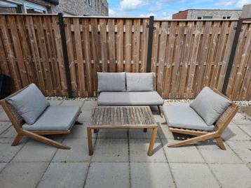 Leuk Tuinsetje: Bank, tafel, stoelen (2x) + kussens beschikbaar voor biedingen