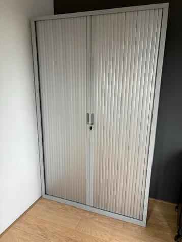 Grijze archiefkast beschikbaar voor biedingen