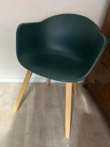 Armstoel van kunststof met houtenpoten beschikbaar voor biedingen