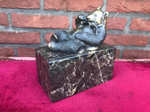 bamboe etende pandabeer, brons en marmer, Antiek en Kunst, Kunst | Beelden en Houtsnijwerken, Ophalen of Verzenden