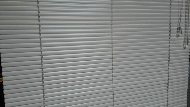 Gebroken wit horizontale jaloezie 16 mm luxaflex 1.48 x 70, Huis en Inrichting, Stoffering | Gordijnen en Lamellen, Zo goed als nieuw