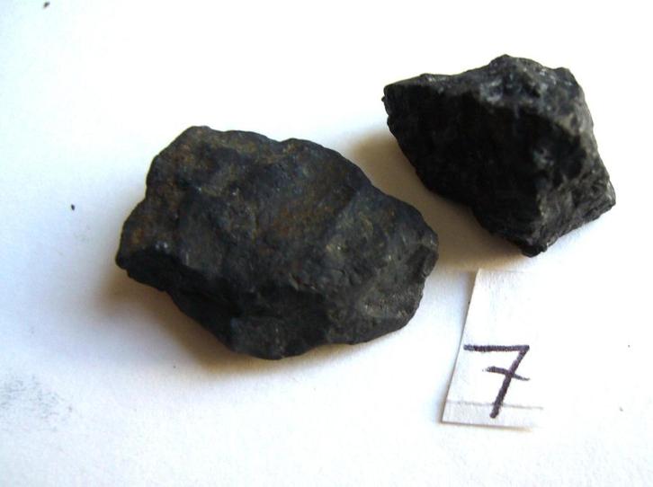 2 shungiet samen 1,49 ruwe brokjes of 1 shungite brok ruw, Verzamelen, Mineralen en Fossielen, Mineraal, Ophalen of Verzenden