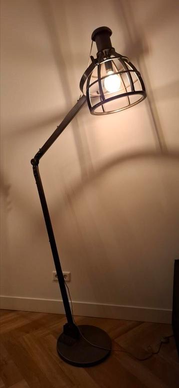 Stoere industriële vloerlamp, zo goed als nieuw! beschikbaar voor biedingen