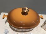 Le Creuset La Mama Hazelnoot ovaal 25 cm in nieuwstaat, Gietijzer, Nieuw, Ophalen of Verzenden, Keramische plaat