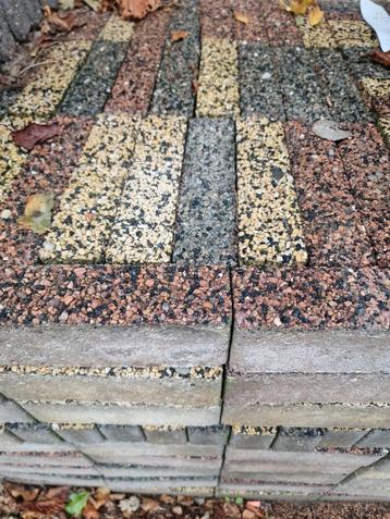 Gratis sierstenen rood,blauw,geel +-7.8m2 hele stenen. beschikbaar voor biedingen