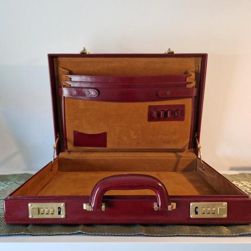 Attaché koffer donkerrood leer, Sieraden, Tassen en Uiterlijk, Koffers, Zo goed als nieuw, Leer, Minder dan 50 cm, Ophalen