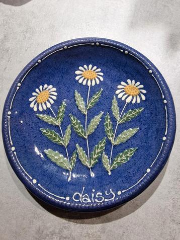 Vintage Aardewerk Bordje met Madeliefjes beschikbaar voor biedingen