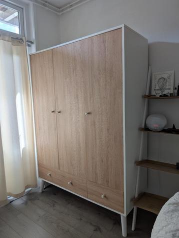 Moderne kledingkast in Scandinavische stijl beschikbaar voor biedingen