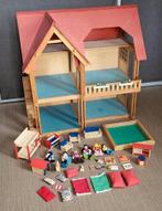 Houten poppenhuis met accessoires, Ophalen, Gebruikt, Poppenhuis
