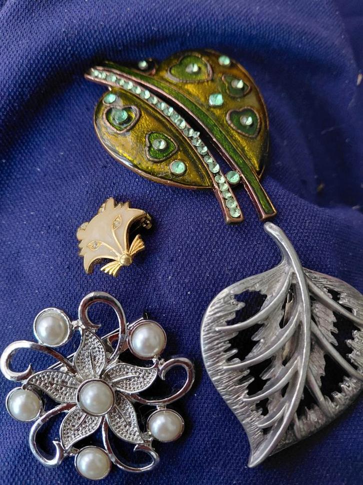 Sieraden uit boedel: Broches & Hangers - Alles in 1 koop!, Sieraden, Tassen en Uiterlijk, Broches, Gebruikt, Overige materialen