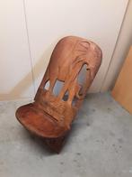 Mooie handbewerkte houten stoel , Afrikaans, Huis en Inrichting, Ophalen, Houtsnij werk, Bruin, .