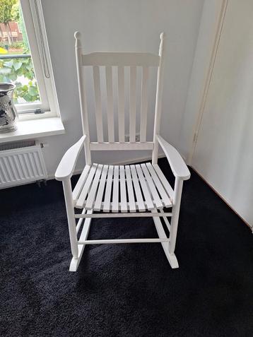 Witte Houten Schommelstoel - Zo Goed Als Nieuw beschikbaar voor biedingen