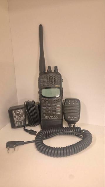 Kenwood TH-79E Dual Band Handheld Radio met accessoires beschikbaar voor biedingen