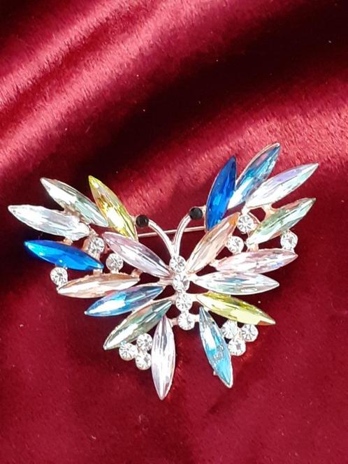 Kleurrijke vlinder met zirkonen, Sieraden, Tassen en Uiterlijk, Broches, Nieuw, Overige materialen, Overige kleuren, Minder dan 4 cm