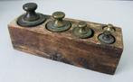 Oude koperen gewichten set in houten balk, Antiek en Kunst, Ophalen of Verzenden
