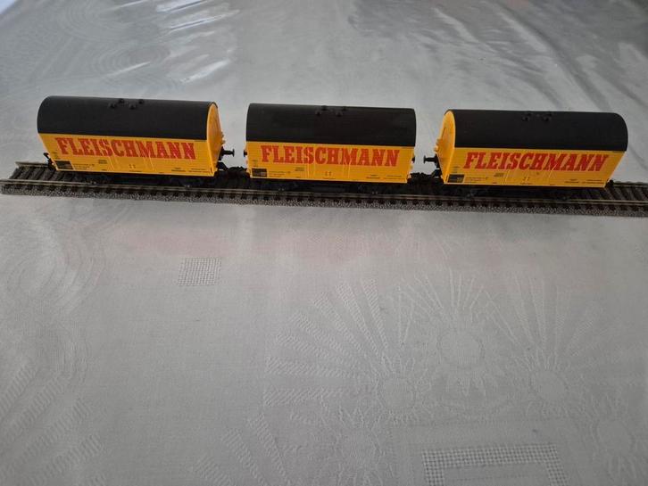 3 Fleischmann gesloten goederenwagons, Hobby en Vrije tijd, Modeltreinen | H0, Zo goed als nieuw, Wagon, Gelijkstroom, Fleischmann