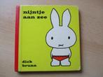 Dick Bruna boekje Nijntje aan zee oud met linnen rug, Gelezen, Ophalen of Verzenden, Fictie algemeen