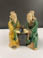 Mini oud chinees beeldje van twee mannen die thee drinken, Ophalen of Verzenden
