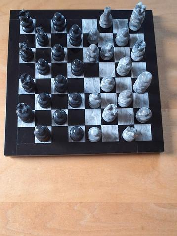 Schaakbord en schaakstukken van marmer. beschikbaar voor biedingen