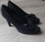 Catwalk zwarte suède pumps met strik maat 39,5 Feestdagen, Pumps, Zwart, Nieuw, Ophalen of Verzenden